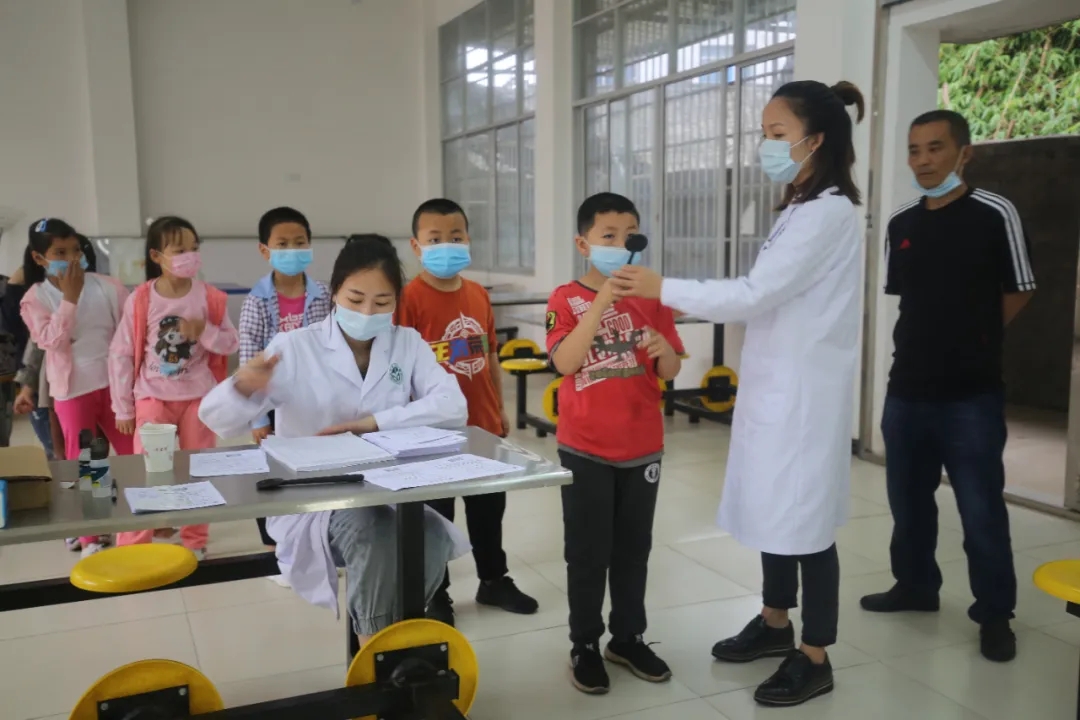 关爱孩子们的眼健康——西充县人民医院眼视光配镜中心走进莲池小学