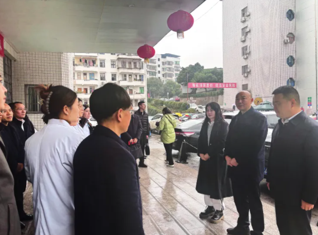 春风送暖 情系民生——县领导一行慰问我院一线医务人员